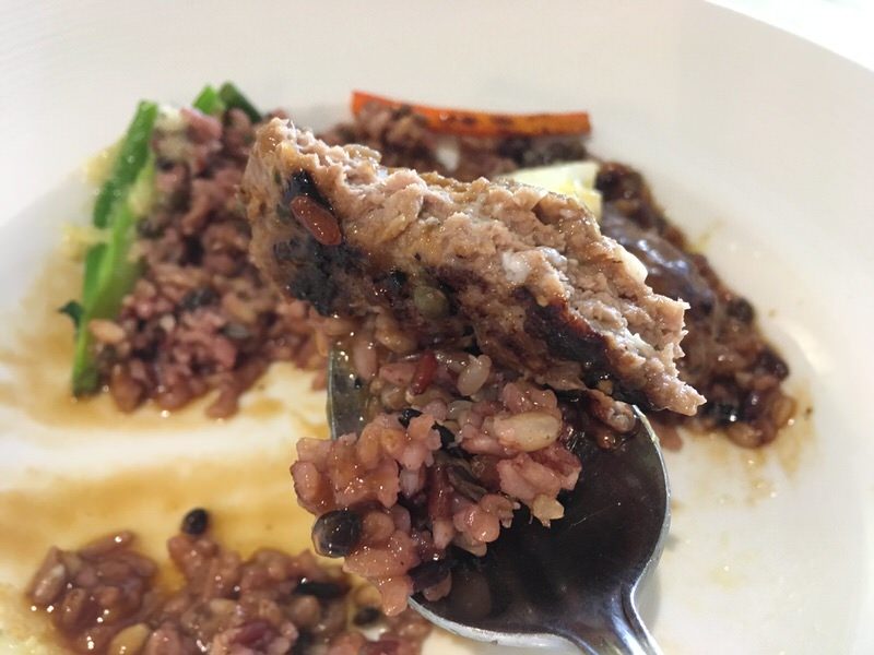 ロコモコのハンバーグは粗挽きでグッド