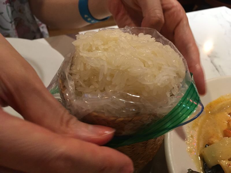 別途注文した Sticky Rice (Kao Neow) 2.5ドル