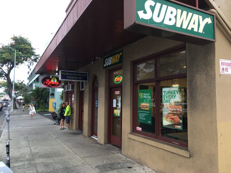 カフェ・マハラニの入った建物。お隣はサブウェイ