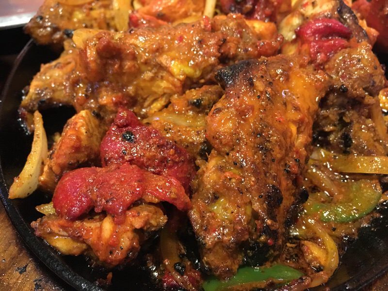 4種類のチキンが入ったASSORTED MIXED TANDOORI PLATTER