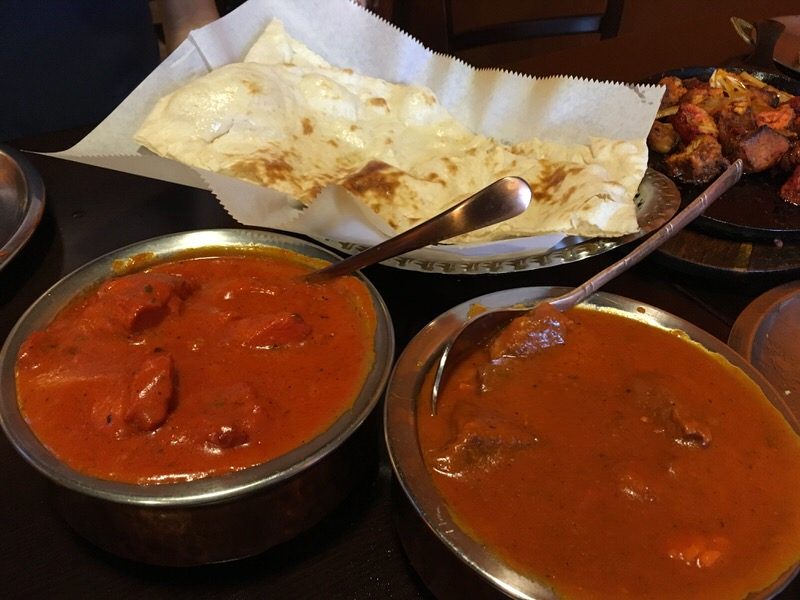 続いてやってきたカレー2種とバターナン