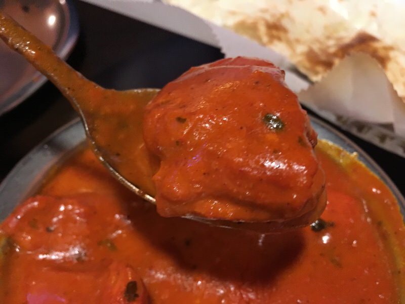 大きなタンドリーチキンがゴロゴロ入った22. BUTTER CHICKEN 16.99ドル