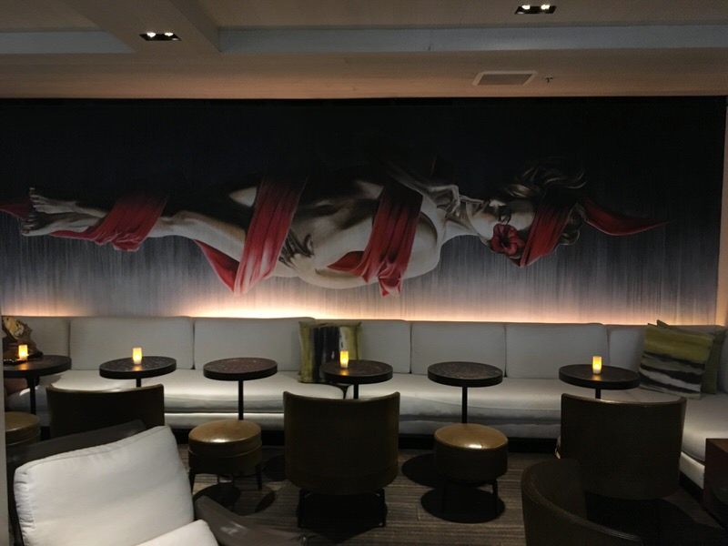 ザ・スタディ内のおしゃれなテーブル席