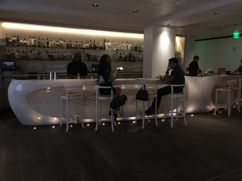 ザ・スタディ内のおしゃれなバーカウンター