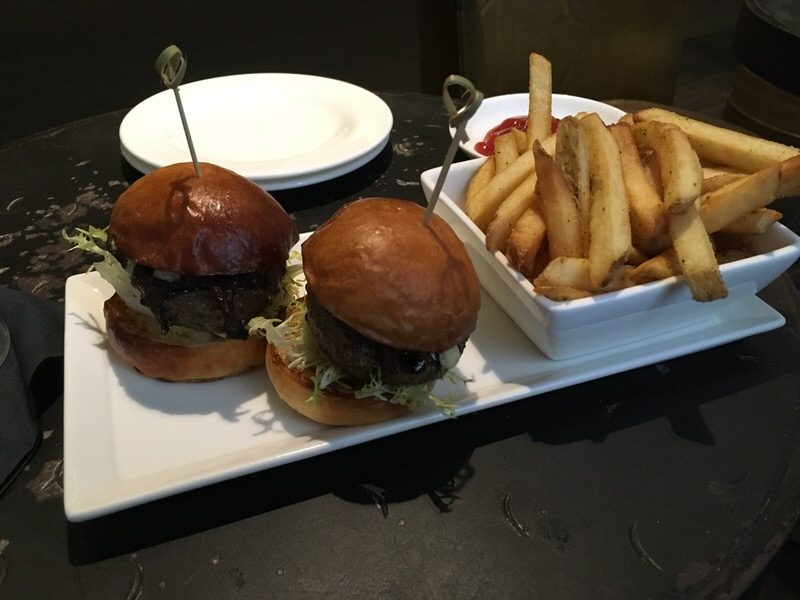 Wagyu & Foie Sliders 12ドル (通常14ドル)