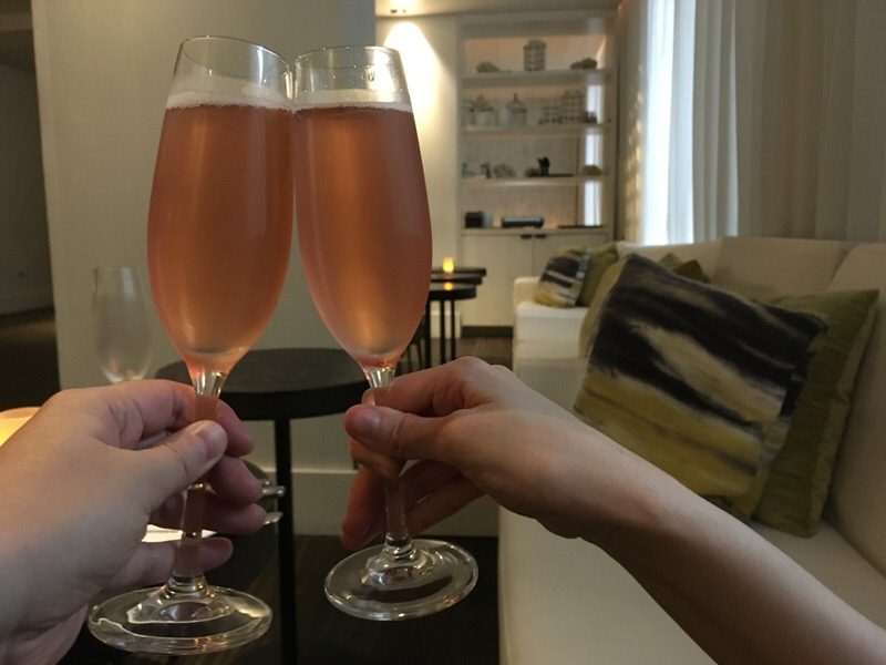 2杯目はシャンドンロゼ 12ドル (通常16ドル)で乾杯！