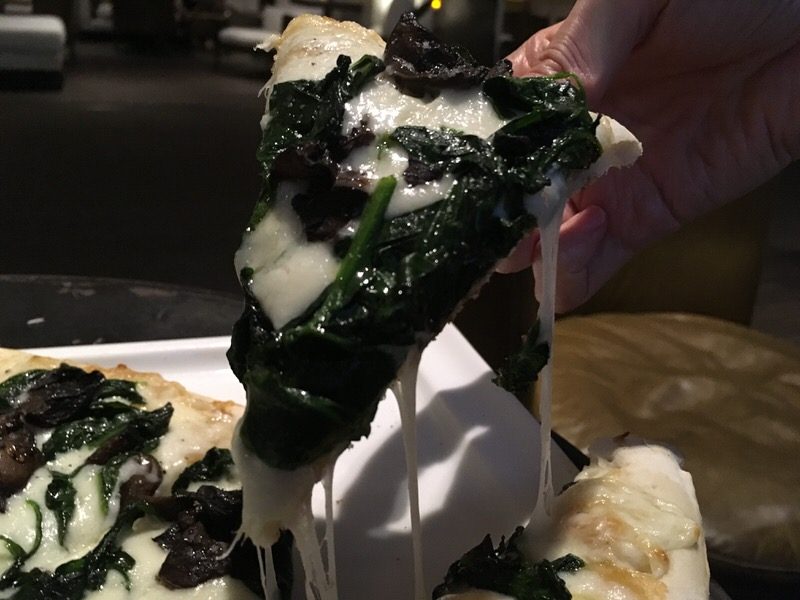 焼き立てでチーズがとろけるフラットブレッド