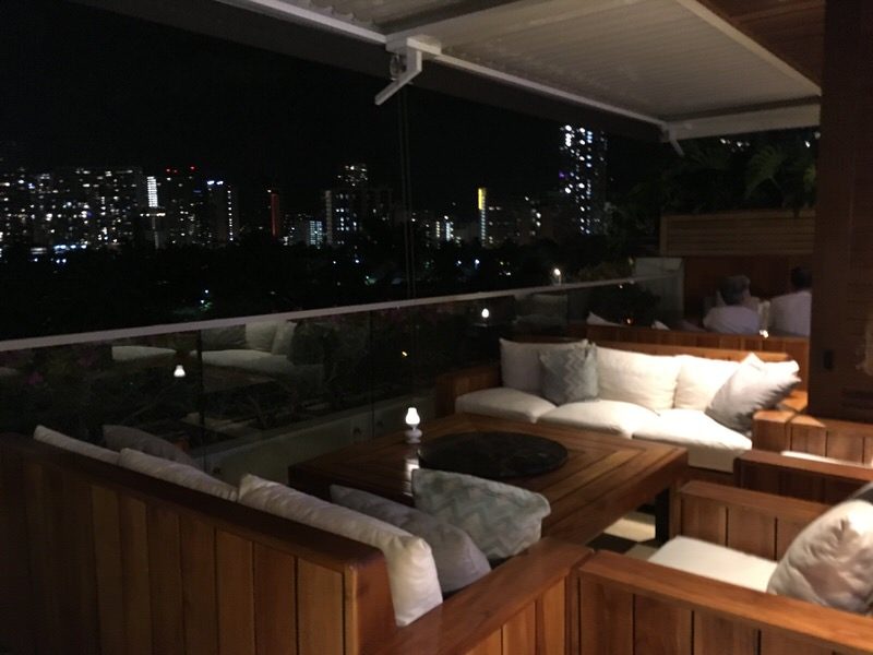 ゆったりできそうな窓際のソファー席