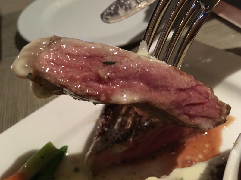 ミディアムウェルでいい焼き加減のステーキ