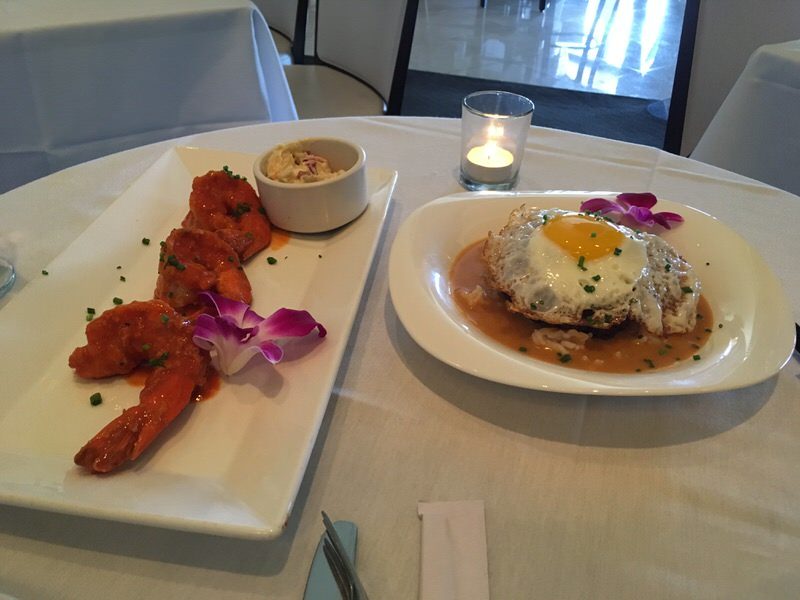 シグニチャーロコモコ 12.95ドルとバッファロースパイシーシュリンプ 10ドル