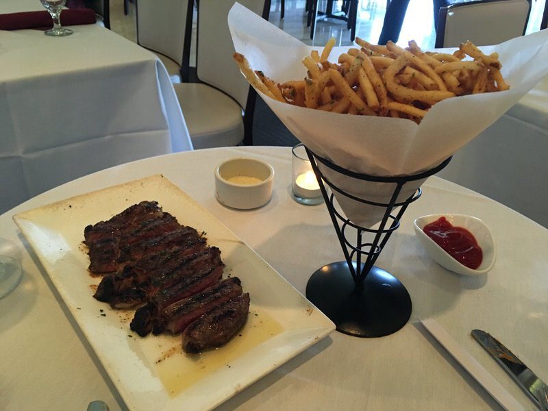 シグニチャーププステーキ 25ドルとガーリックフライドポテト 7.5ドル