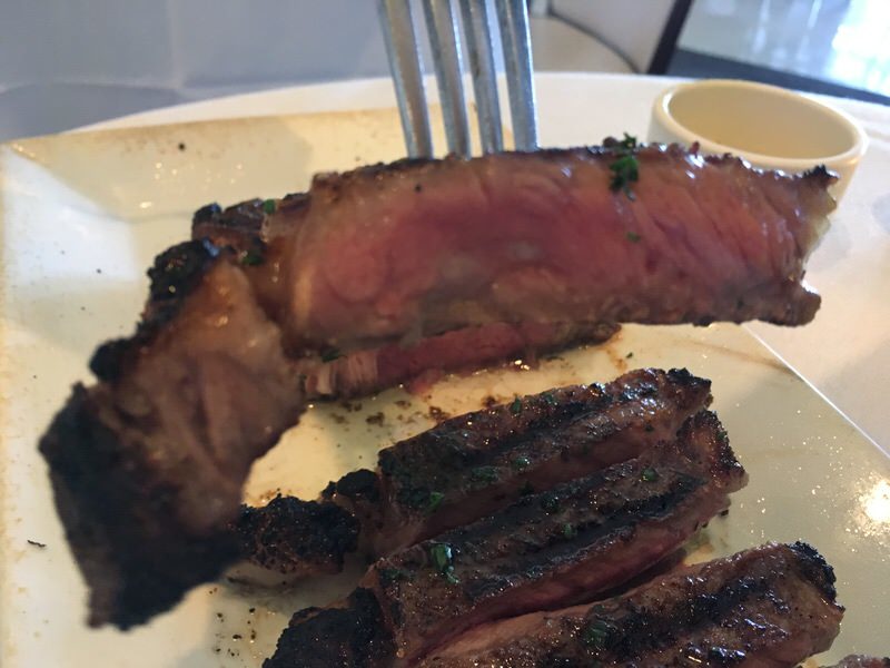 ミディアムに焼き上げられたリブアイステーキ