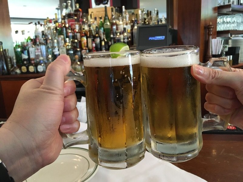 5ドルのハッピーアワービールで乾杯!