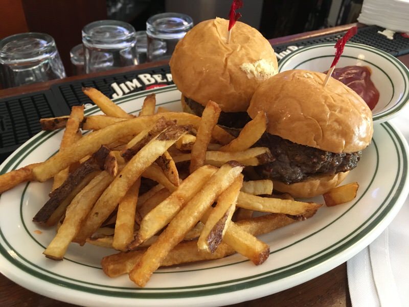 ハンバーガーのスライダー 7ドル