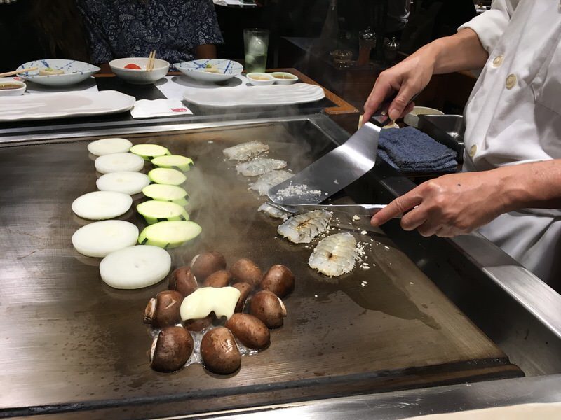 手際よく焼かれるエビと野菜