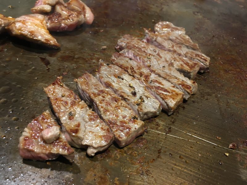 鉄板で焼かれるステーキ