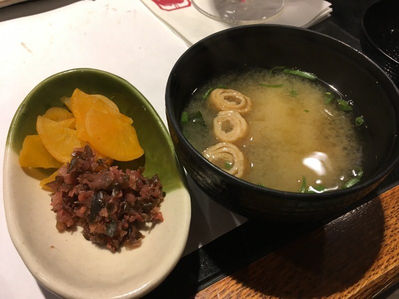 付け合せの味噌汁と漬物