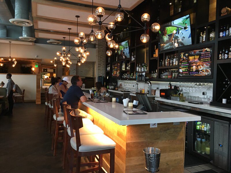 ハッピーアワーが楽しめるバーカウンター