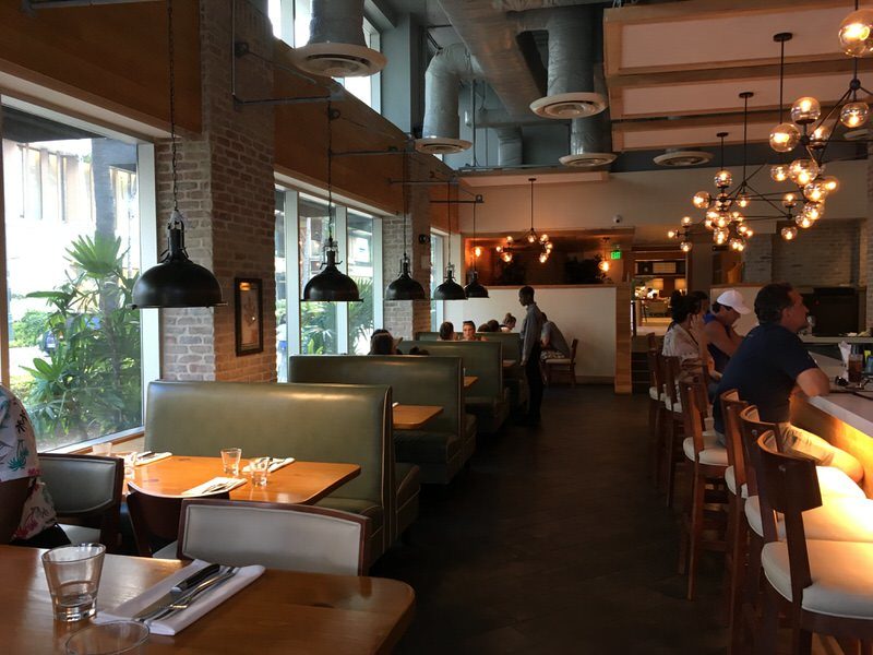 バーカウンター後ろのテーブル席