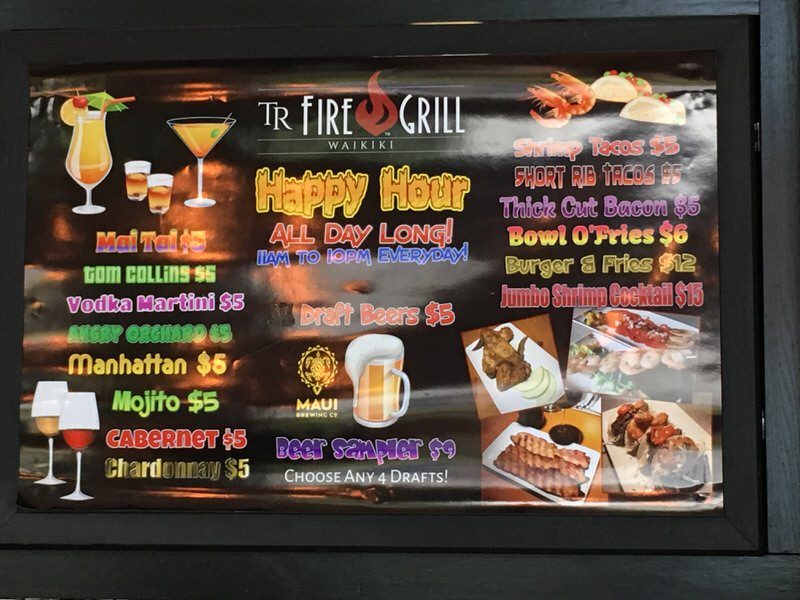 バーカウンター後ろのハッピーアワーメニューが書かれた看板