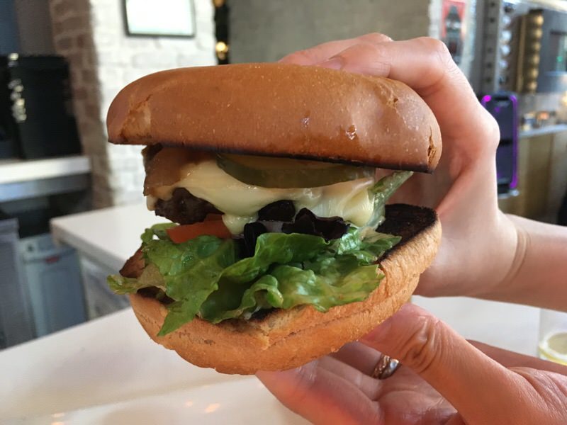 普通サイズのバーガー