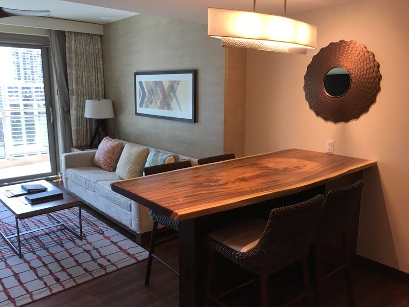 1枚の木で作られた大きなテーブル