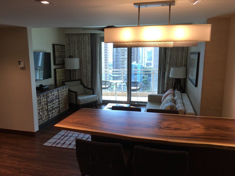 現代的なハワイスタイルのリビング