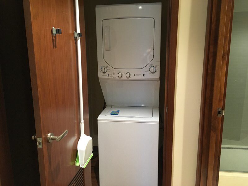 部屋に備え付けの洗濯機と乾燥機