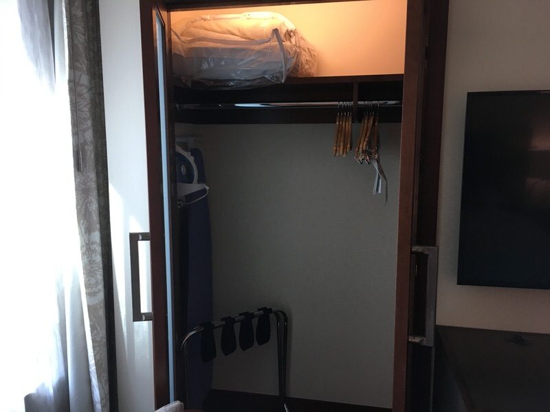 ベッドルームの収納の中