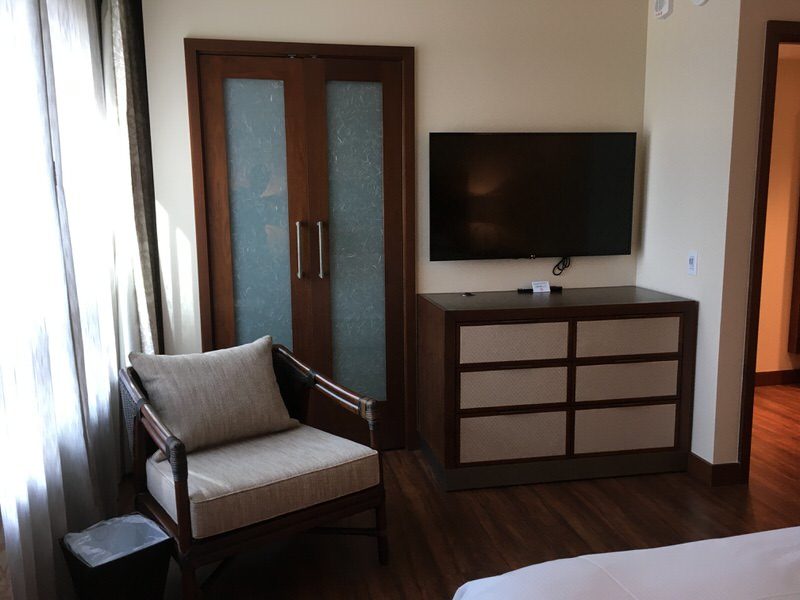 ベッドルームのテレビと収納