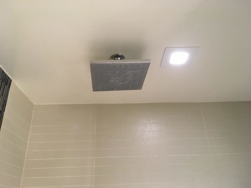 シャワールームのレインシャワー