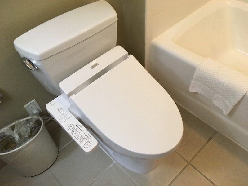 ウォシュレット付きのトイレ