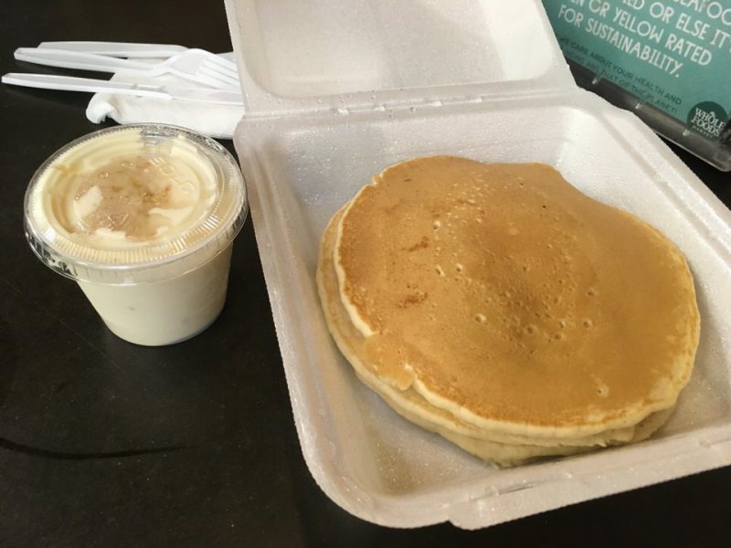 特製マカダミアソースのパンケーキ　Kimo’s Famous Macadamia Nut Sauce on His Onolicious Pancakes