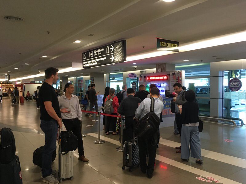 空港出口にあるタクシーカウンター