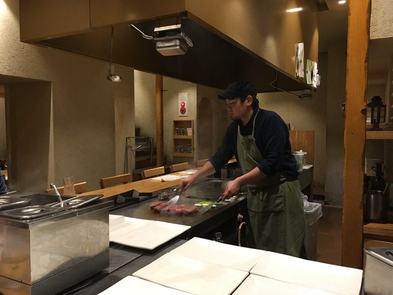 眼の前で焼き上げられるハンバーグ