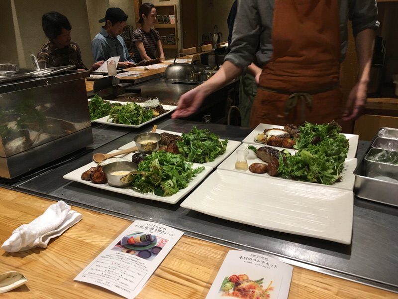 眼の前で盛り付けられるハンバーグプレート