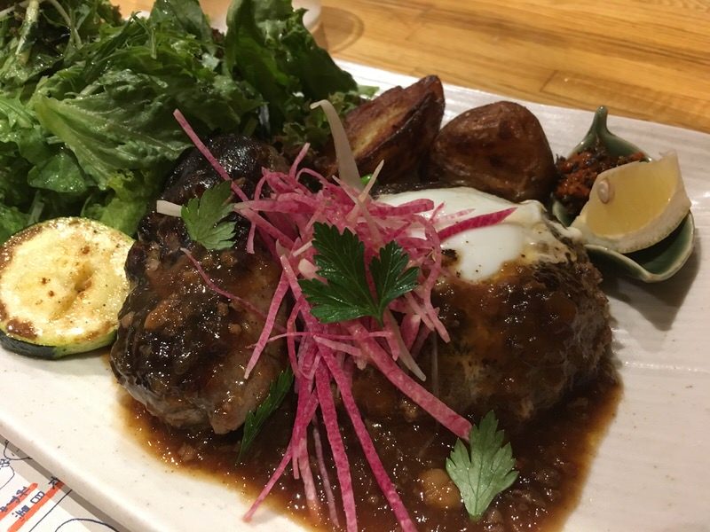 十勝ハーブ牛と十勝ブラウンスイスのダブルハンバーグ 古典のステーキソースと自家製の生七味