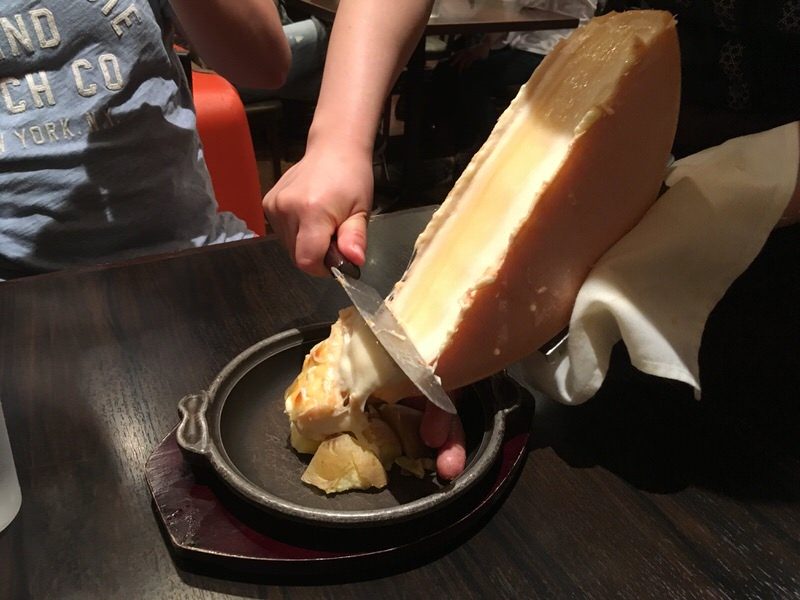 花畑牧場 Raclette ラクレットチーズ専門店 新千歳空港店でとろとろのラクレットチーズがけを食べる 出不精夫婦が暮らすように旅するブログ