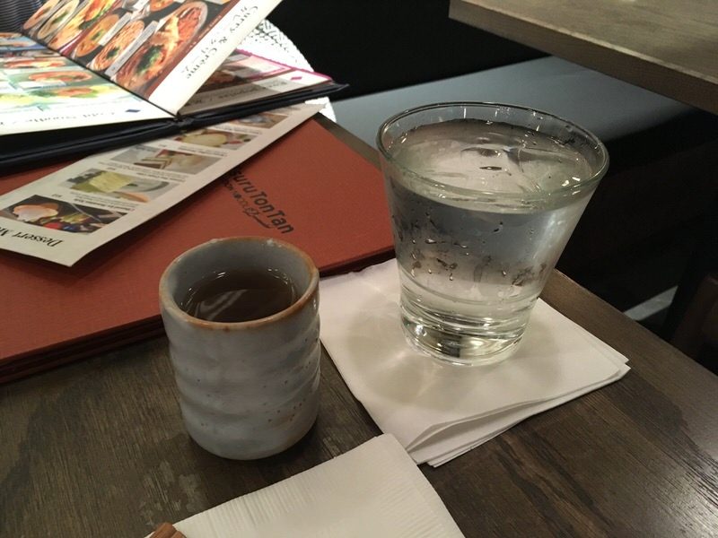 水とお茶を持ってきてくれました