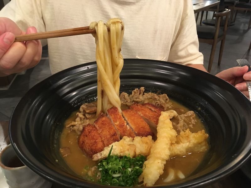 カレーのおうどんも太麺にしてみました。