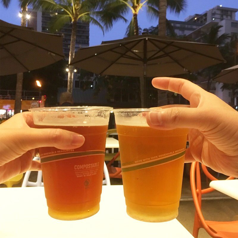 ザ・ストリート内のバーで買ってきた生ビールで乾杯!