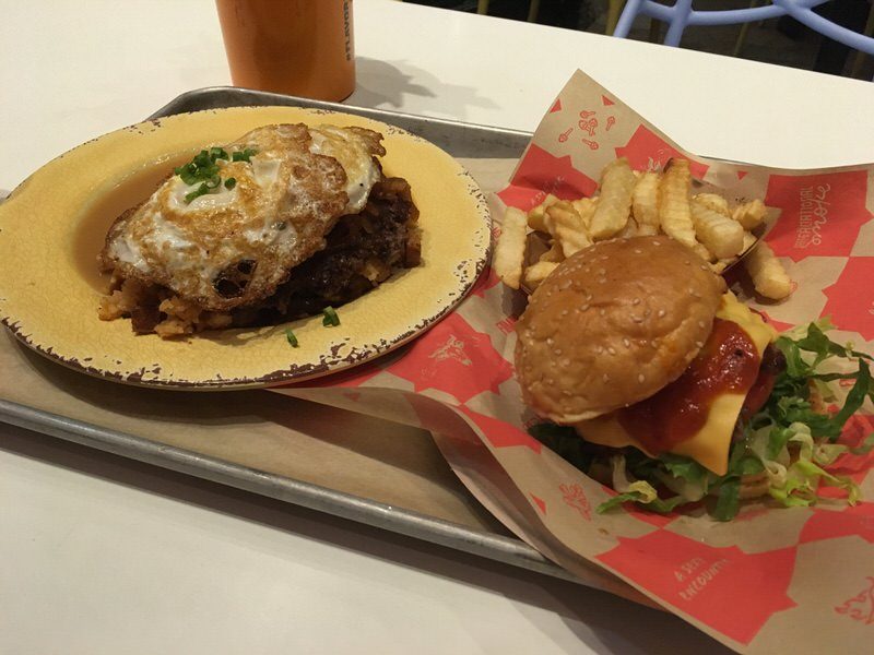 注文したアメリカンクラシックバーガーとスキヤキロコモコとフレンチフライ