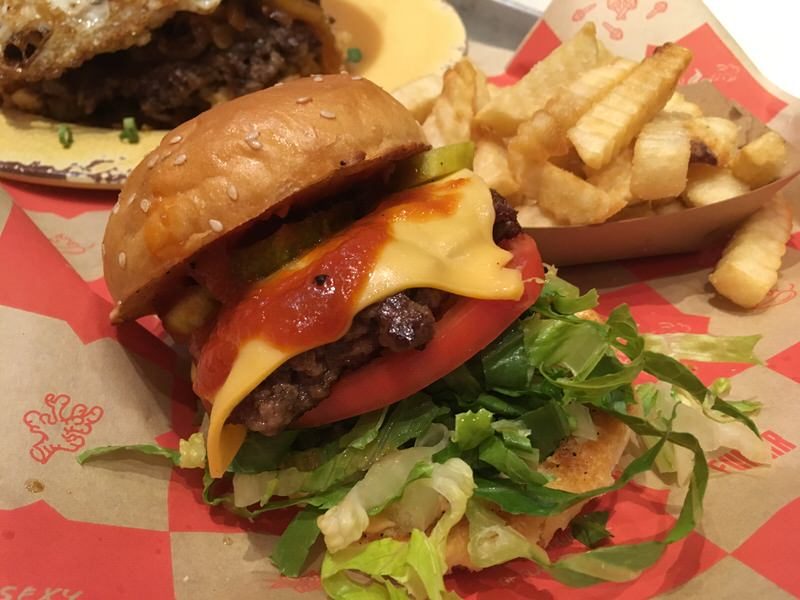 アメリカンクラシックバーガー シングル 6.99ドルとフレンチフライ 2.99ドル