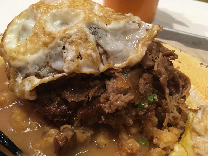 スキヤキがたっぷりのっています