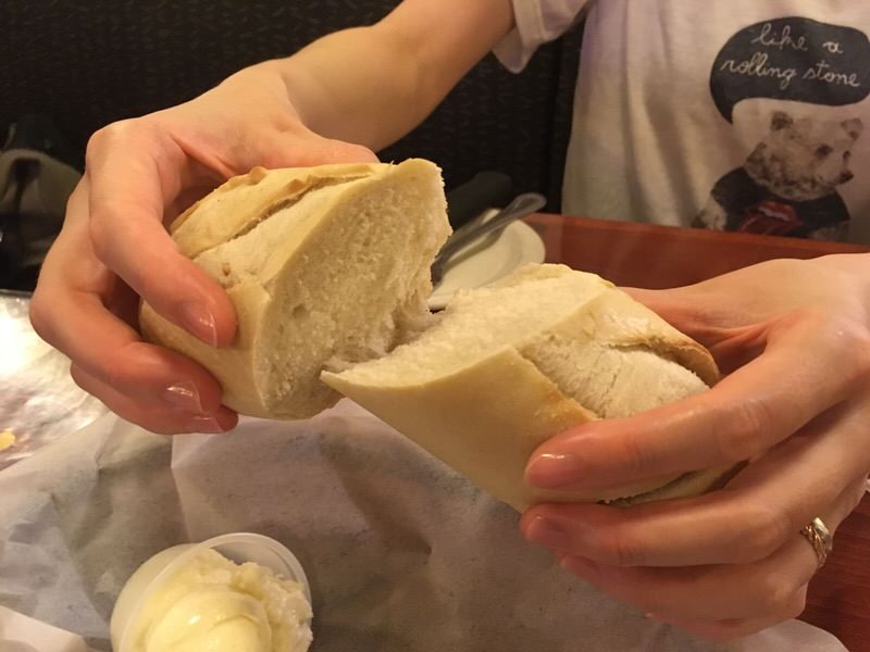 お通しのパンは温かくてふかふかです。お通しのパンは温かくてふかふかです。