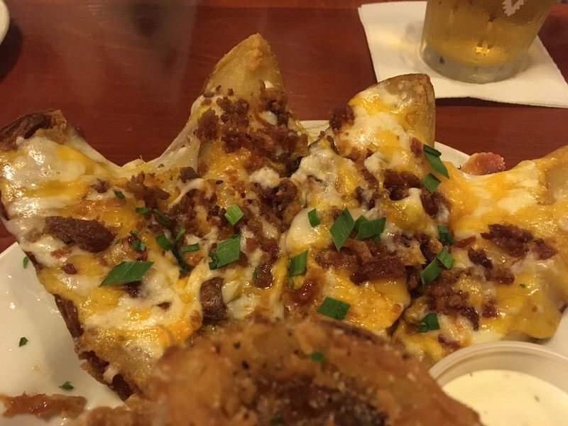 チーズとベーコンがたっぷりのポテトスキン