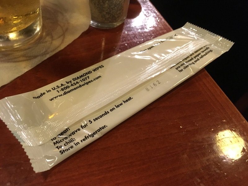 食後にもらえる温められたウェットタオル