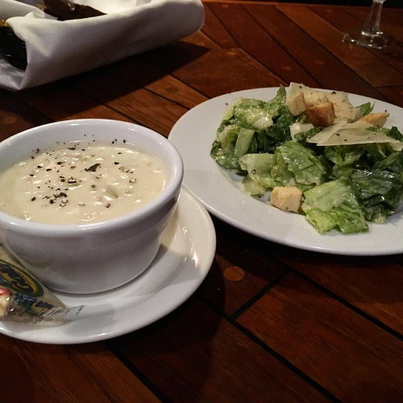 スペシャルディナーについてくるシーザーサラダとクラムチャウダー