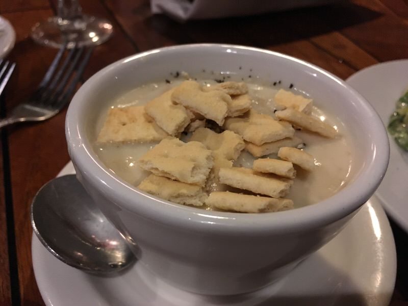 クラッカーをのっけたクラムチャウダー