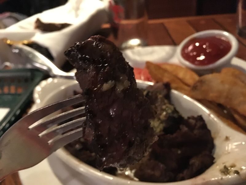 ガーリックたっぷりでいい焼き具合のステーキ